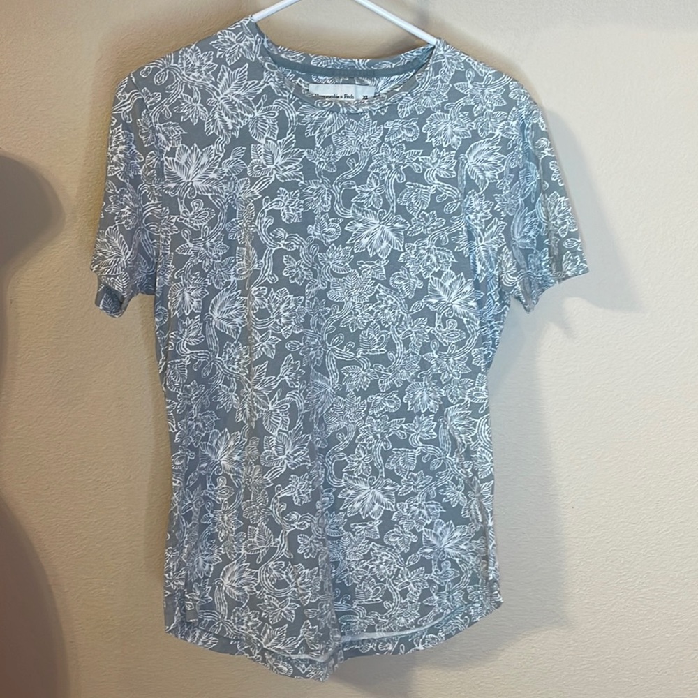 A&F soft a&f tee XS. Soft greenish grey floral print